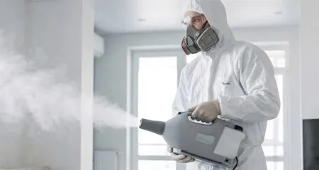 Мастер СЭС обрабатывает помещение туманом